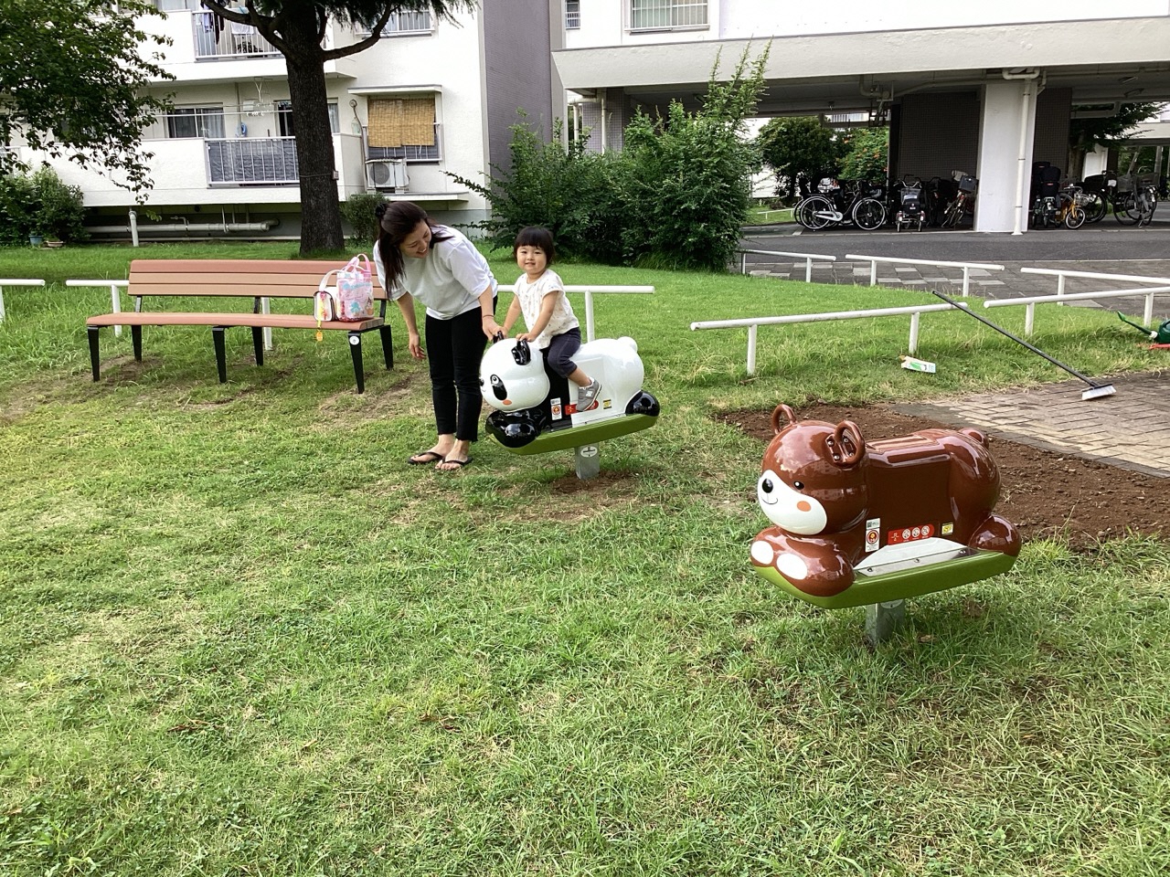 幼児用ロッキング遊具とベンチ