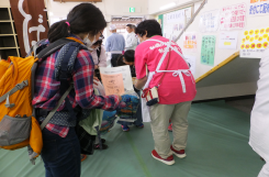 ヘルスメイトのスタッフが来場者のかたへ話しかけている写真