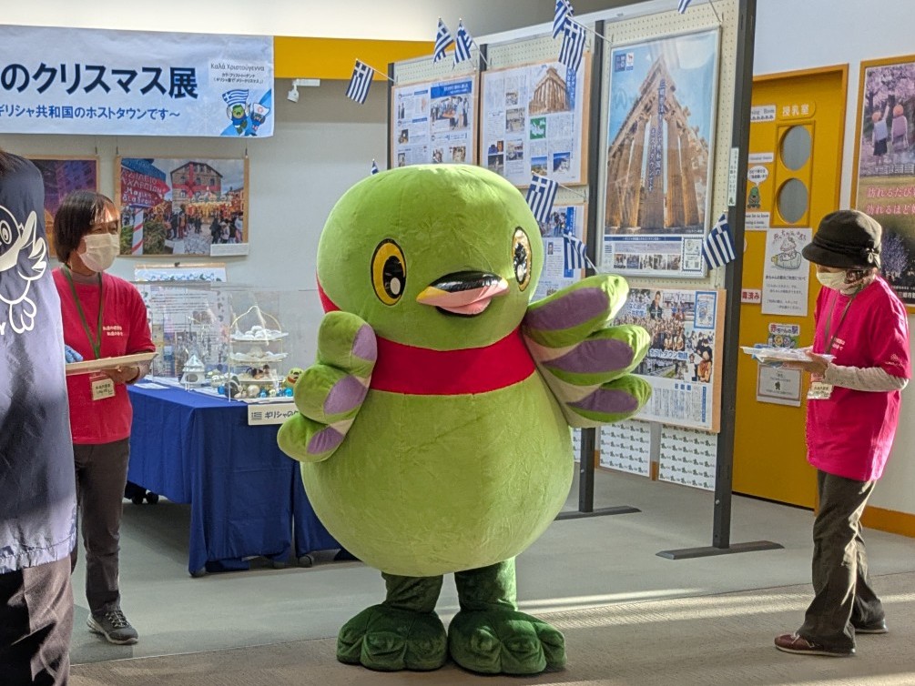 かいちゃんと一緒に配布する様子