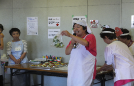 カットされた食材が入ったポリ袋を手に持って説明をしているスタッフの方の写真