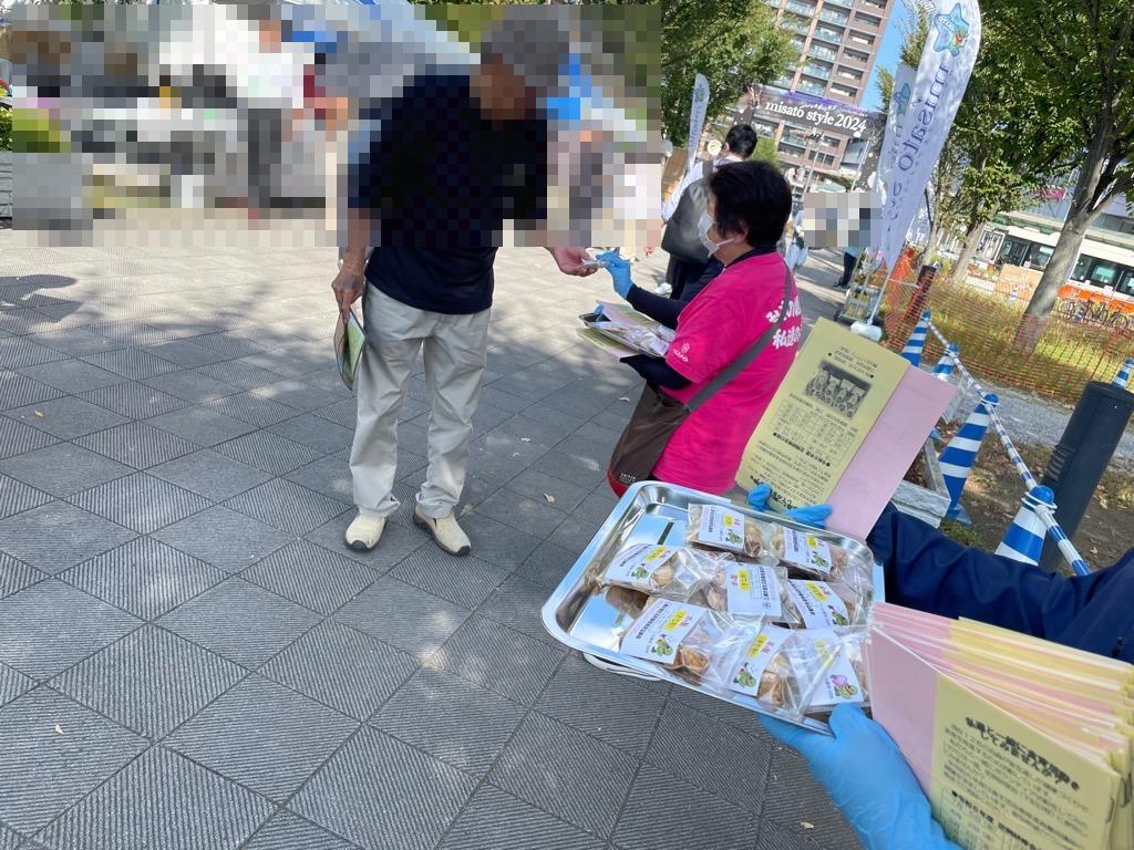配布する様子
