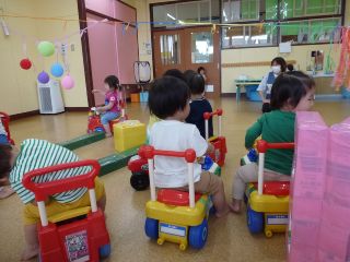 ほし組おもちゃの車に乗っている様子