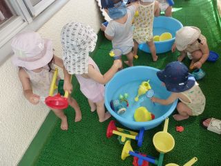 ほし組が水遊びをする様子