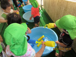 にじ組水遊びの様子
