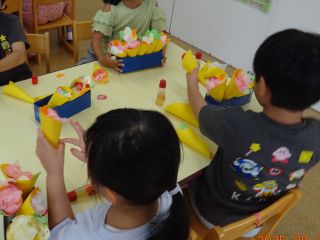 そら組が画用紙でクレープを作っている様子