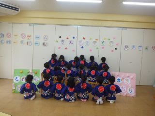 ゆき組がはっぴを着て集合写真を撮っている様子