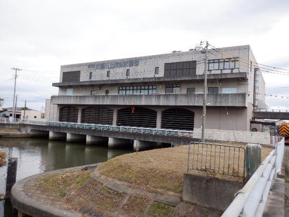 川の上に建っているコンクリート造りの大場川上流排水機場の外観写真
