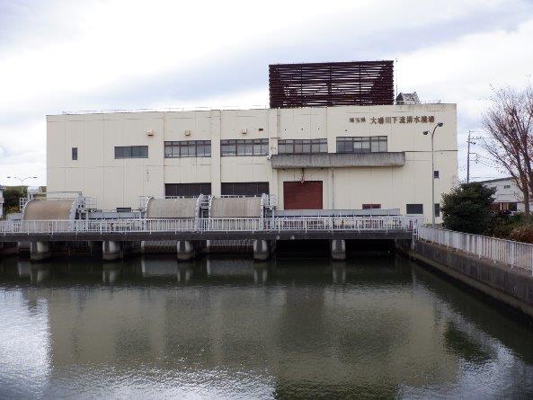 白い2階建ての大場川下流排水機場の外観写真