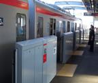 電車とホームの間に、可動式のホームドアが設置されている写真