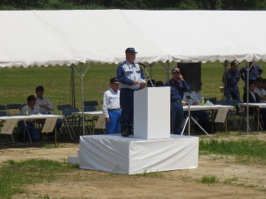 「平成26年度江戸川水防演習」会場の屋外のテントの前に設置された檀上で訓示を発している市長の写真