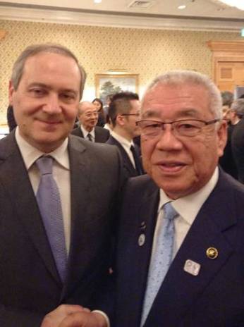 ギリシャ共和国の国家記念日レセプションで、ルカス・カラツォリス駐日ギリシャ大使と三郷市長が並んで写った記念写真