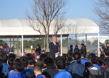 中央で、子供たちの方を向いて立ち、話をしている市長を正面から写した写真
