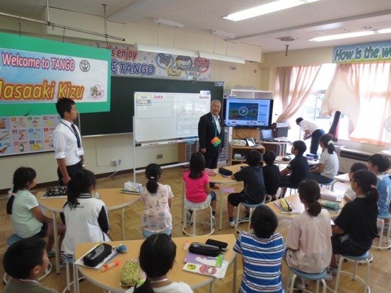 教室で椅子に座ったたくさんの児童が正面に立つ市長の方を向いている写真