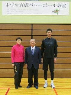 「中学生育成バレーボール教室」と書かれた横幕の下で指導者の神白先生と山本先生に挟まれ並んで立っている市長の写真