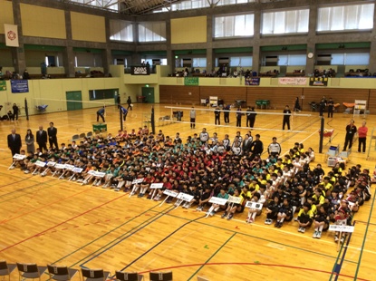 先頭の選手がプラカードを持ちチームごとに並んでいる子供たちを2階席から撮影した集合写真