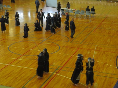 剣道着を着用した子供たちが練習を行っている様子を2階席から撮影した写真