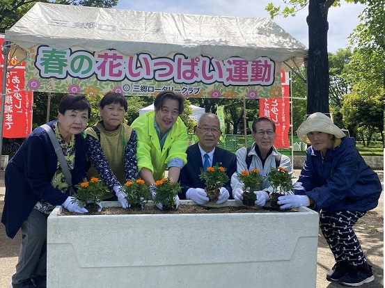 プランターに植え付けを行いました