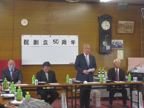 寄巻公民館創立50周年記念総会において挨拶する三郷市長