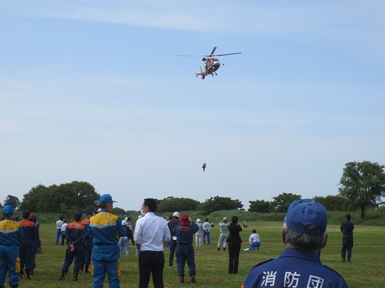 埼玉県防災航空隊による水難救助訓練の様子