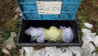 水道メーターに黄色と白の布が被せてある写真