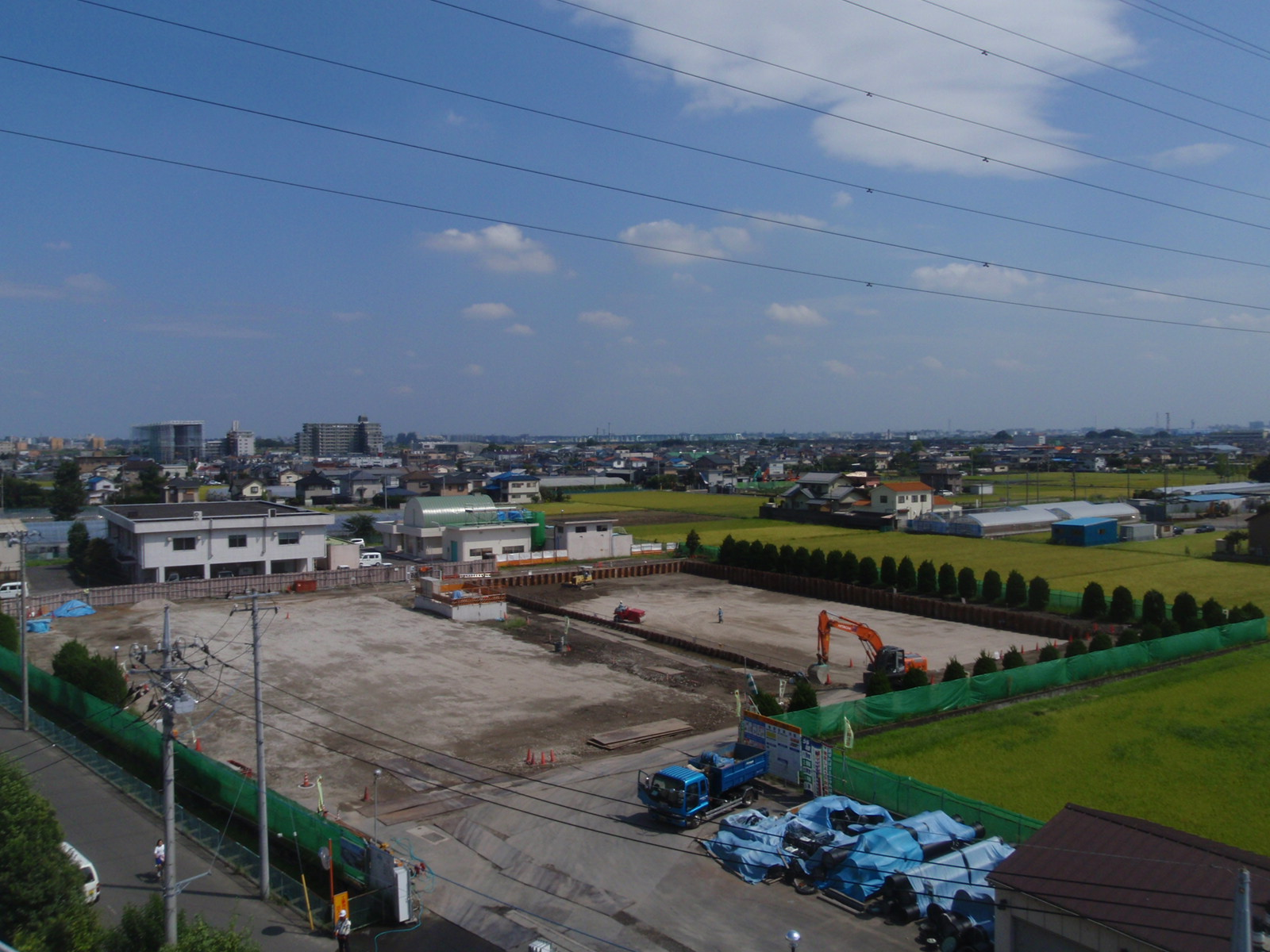 工事用フェンスで囲まれた土地がきれいに均されている写真