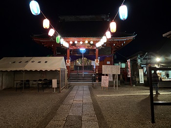 大晦日の夜に延命院虚空蔵堂の建物からカラフルな色の提灯が参道を照らしている写真