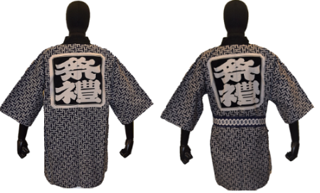 背中に白色で「祭禮」とかかれた文字が入っている祭礼衣装の後ろと帯を締めている祭礼衣装の後ろを並べて写した写真