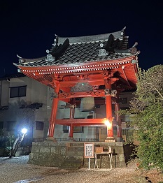 階段の右側と左側に照明が設置された鐘楼堂の写真