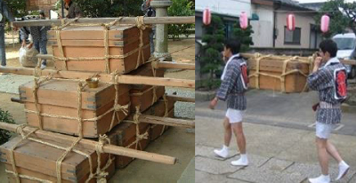 左:運搬用の木の棹が取り付けられ、大般若経が入った6つの木箱が積み重ねて置かれている様子の写真 右:祭礼衣装姿の男性2人が木箱の棹を肩に担ぎ、提灯が下げられた道を歩いている写真