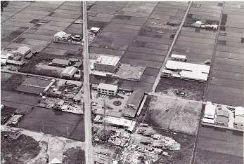 昭和49年(1974年)に上空から撮影された、田んぼに囲まれた旧市役所周辺のモノクロ写真
