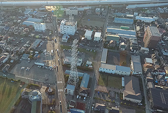 令和3年(2021年)に上空から撮影された、マンションや工場、整備された道路、駐車場など土地開発が進んだ旧市役所周辺の写真