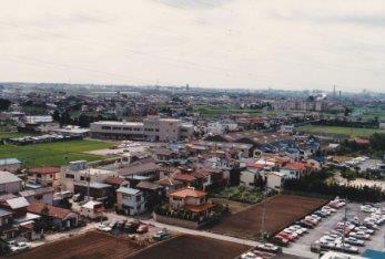 昭和63年(1988年)に上空から撮影された、田畑と住宅が同じぐらいの割合で位置している三郷中央駅方面の写真