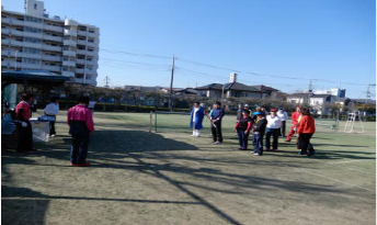 大会の参加者が集まり表彰式をしている様子の写真