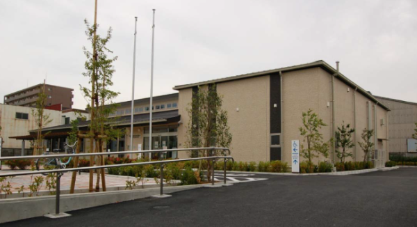 ベージュの外壁で平屋建ての三郷市わくわくライブラリー内にある、三郷市郷土資料館の外観写真