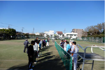 左側に十数名、右側に十名弱がネットを挟んで向かい合って並んでいる写真