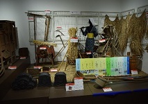 昔の人が農作業をする際に着ていた服装や、脱穀機などの色々な農機具などの資料が展示されている写真