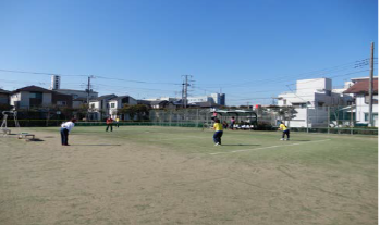 ダブルスの試合をしている様子をコート後方から撮影した写真