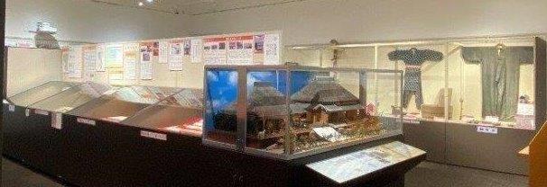 昔の人が農作業をする際に着ていた服装や藁葺き屋根の模型の家の展示など色々な資料が展示されている館内の全体写真
