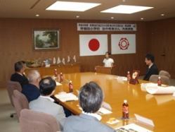 市長表敬でたくさんの関係者の方の前で話をしている田中希実さんの写真