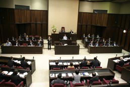 男子児童が市議会で発表している様子の全体写真