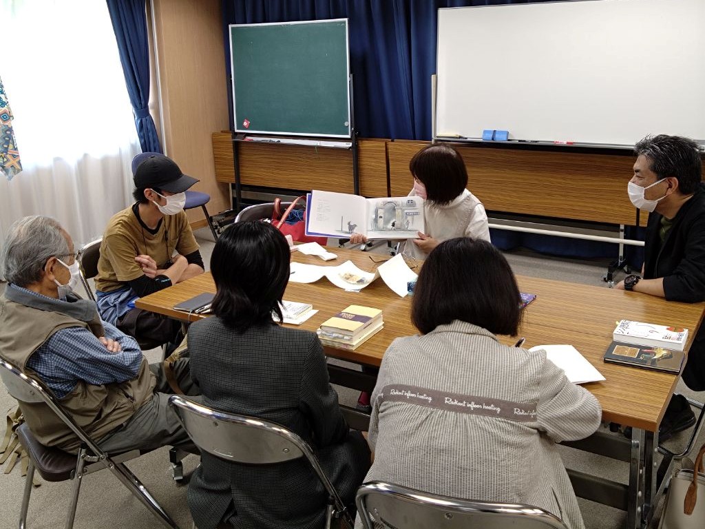 本のおしゃべり会の様子