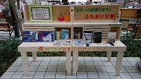 市役所1階に設置されたベンチのようなふれあい文庫の棚を正面から写した写真