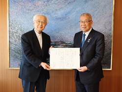 木津市長と柳田邦男氏が応援メッセージを一緒に持って記念撮影をしている写真