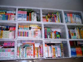 それぞれのボックスにたくさんの図書が詰め込まれているクリアボックスが並んでいる様子を上から写した写真