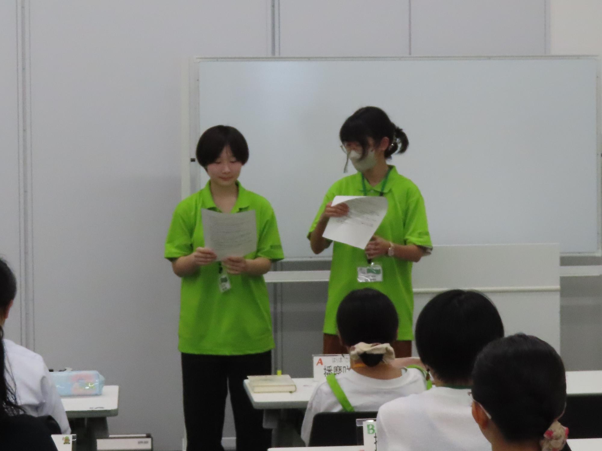 子ども司書のお手伝いの様子