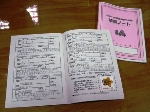 記載された読書ノートが開いて置かれている写真