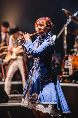 青い衣装を着て演奏している小林みゆ様の写真