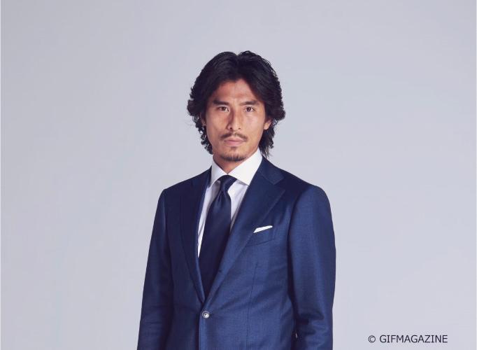 スーツを着た中澤佑二様の写真