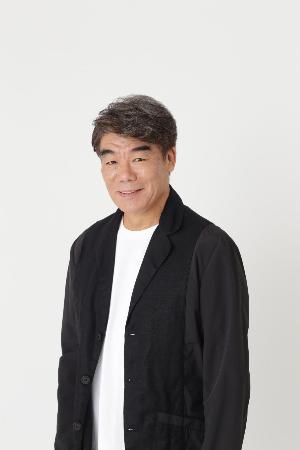 黒いジャケットを着て微笑む村田雄浩様の写真