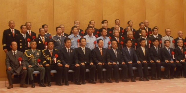 三郷市自主防災組織連絡協議会の関係者と中村智英会長と市長の集合写真